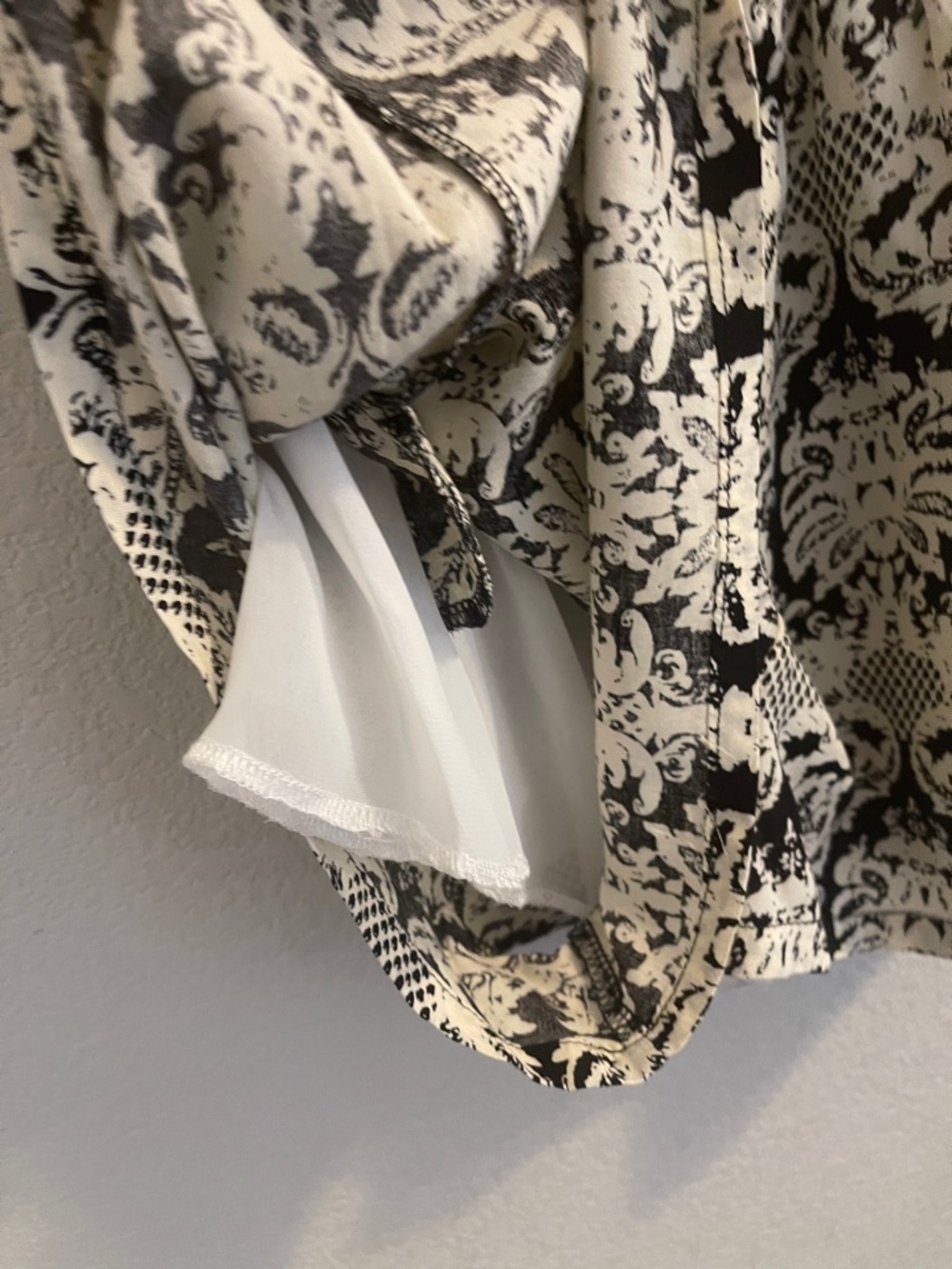 (New) Women's Black and Cream Sleeveless Printed Roomper - Picture 4 of 6